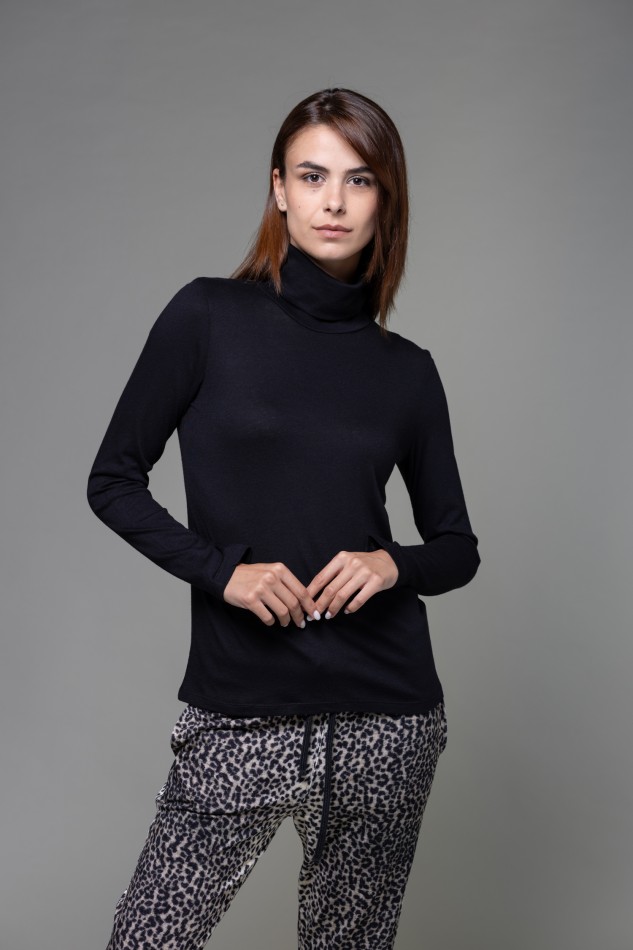 Majestic Filatures | T-shirt dolcevita nera a maniche lunghe in cotone e cashmere 2