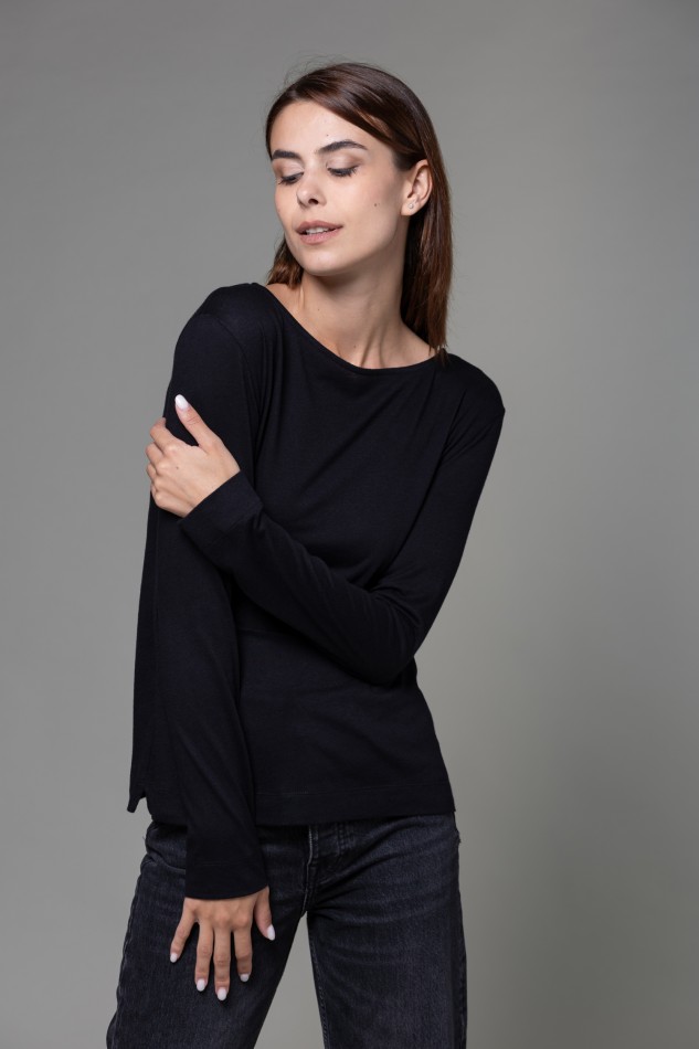 Majestic Filatures | T-shirt nera con scollo a barchetta e maniche lunghe in cotone e cashmere