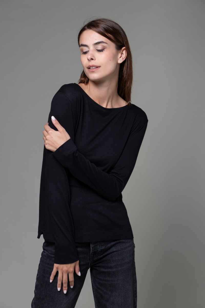 Majestic Filatures | T-shirt nera con scollo a barchetta e maniche lunghe in cotone e cashmere