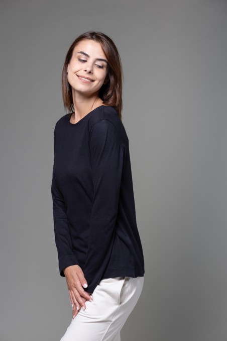 Majestic Filatures | T-shirt nera con scollo a barchetta e maniche lunghe in cotone e cashmere