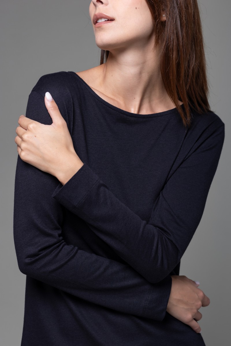 Majestic Filatures | T-shirt nera con scollo a barchetta e maniche lunghe in cotone e cashmere