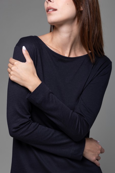 Majestic Filatures | T-shirt nera con scollo a barchetta e maniche lunghe in cotone e cashmere