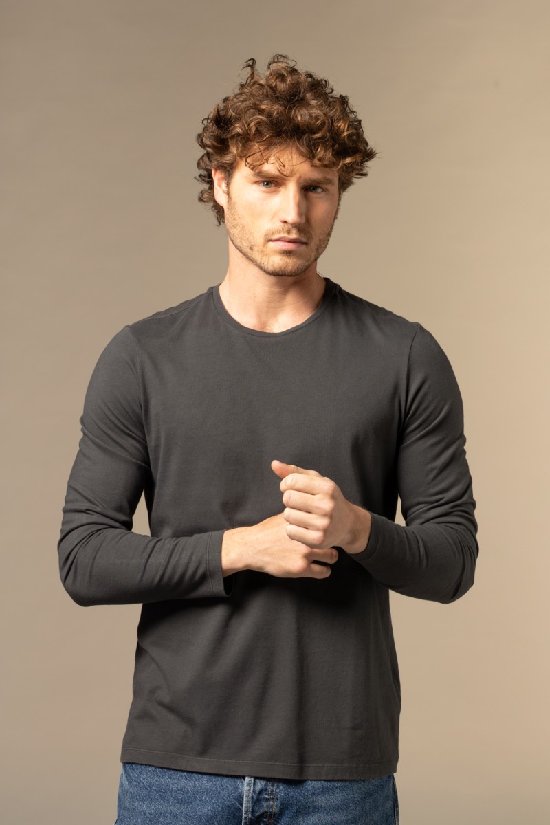 Majestic Filatures | T-shirt grigio scuro girocollo e maniche lunghe in Cotone Organico Majestic Filatures | T-shirt grigio scuro girocollo e maniche lunghe in Cotone Organico