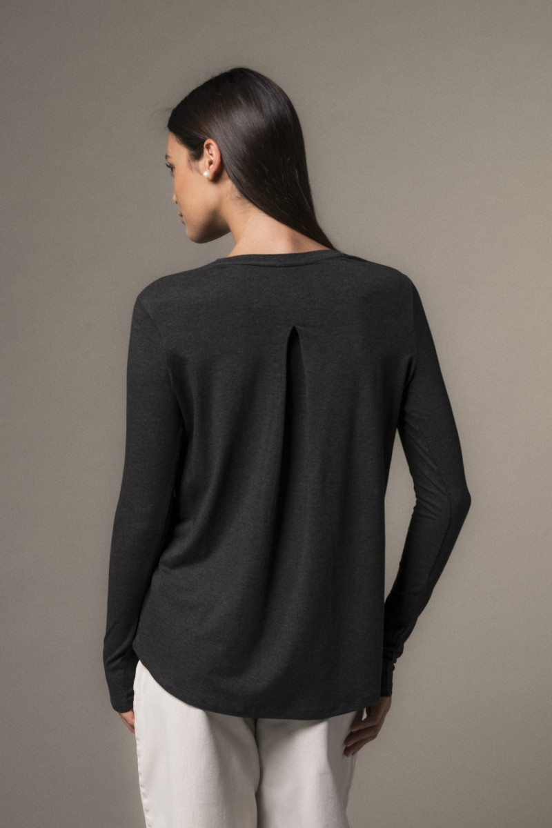Majestic Filatures |T-Shirt con pinces sul retro in viscosa Majestic Filatures |T-Shirt con pinces sul retro in viscosa