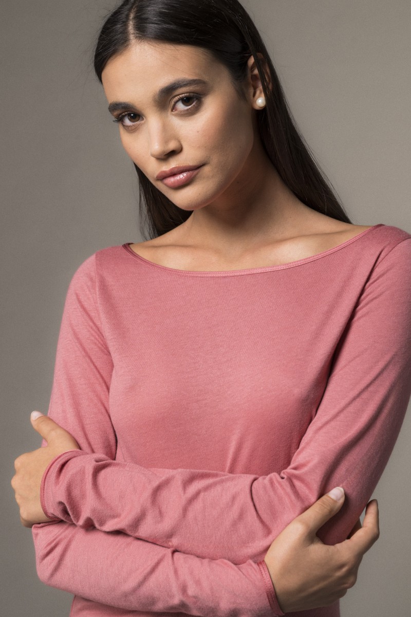 Majestic Filatures | T-shirt scollo a barca e maniche lunghe in cotone e cashmere