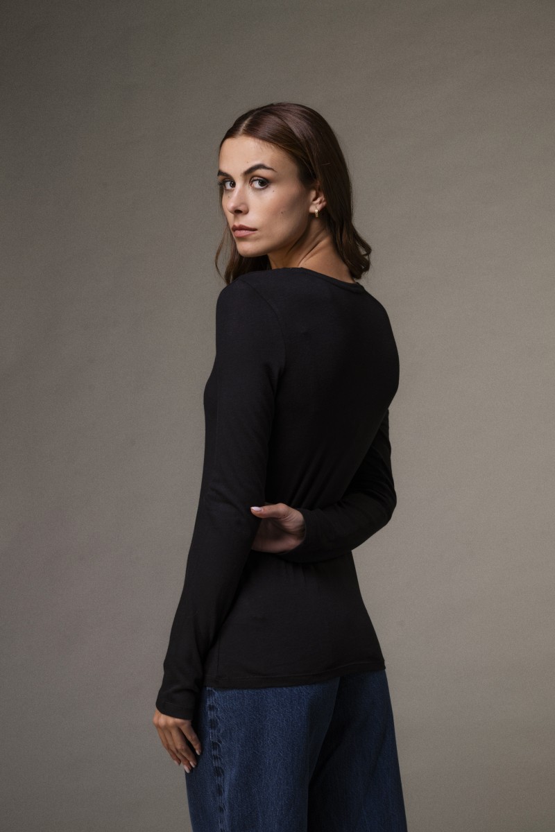 Majestic Filatures | T-shirt girocollo a maniche lunghe in cotone e cashmere nera Majestic Filatures | T-shirt girocollo a maniche lunghe in cotone e cashmere nera