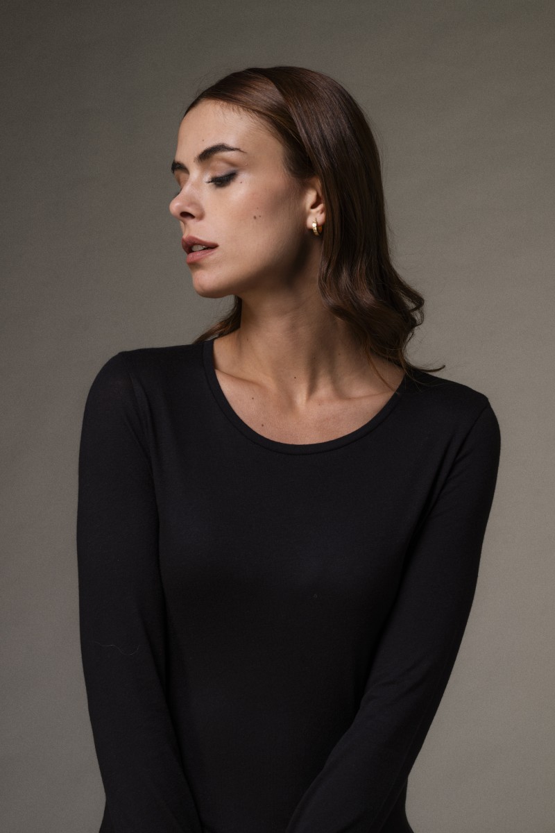 Majestic Filatures | T-shirt girocollo a maniche lunghe in cotone e cashmere nera Majestic Filatures | T-shirt girocollo a maniche lunghe in cotone e cashmere nera