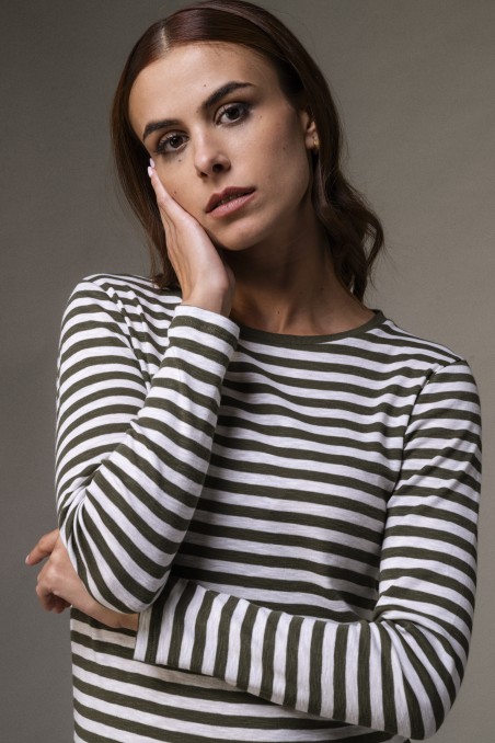 T-shirt a righe in cotone fiammato