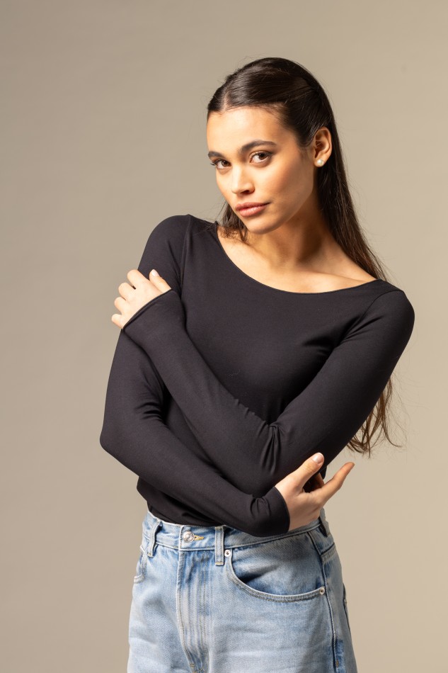 T-shirt scollo a barchetta in viscosa