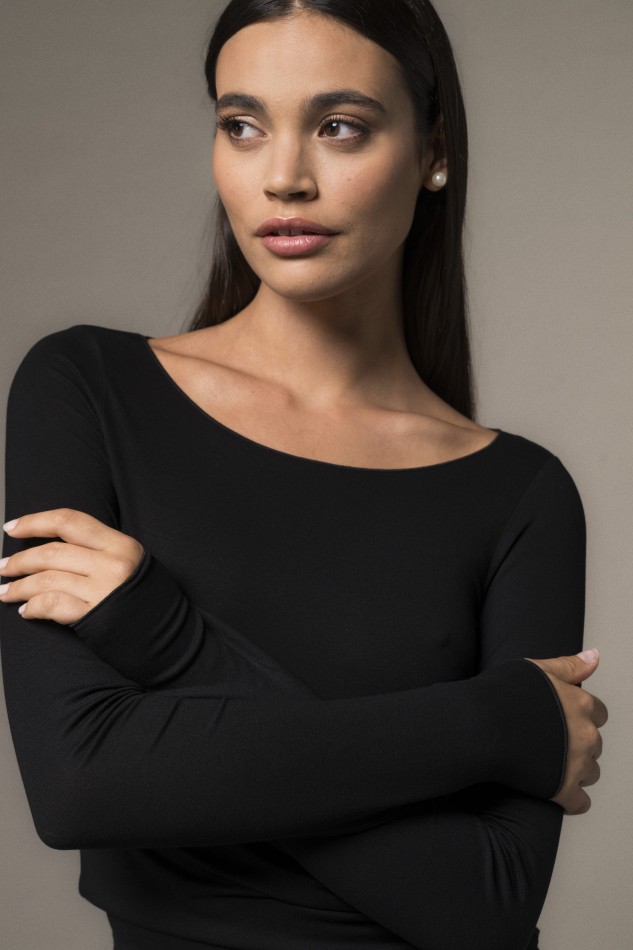 T-shirt scollo a barchetta in viscosa essenziale 2