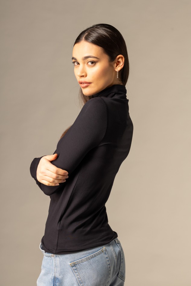 T-shirt dolcevita slim in viscosa