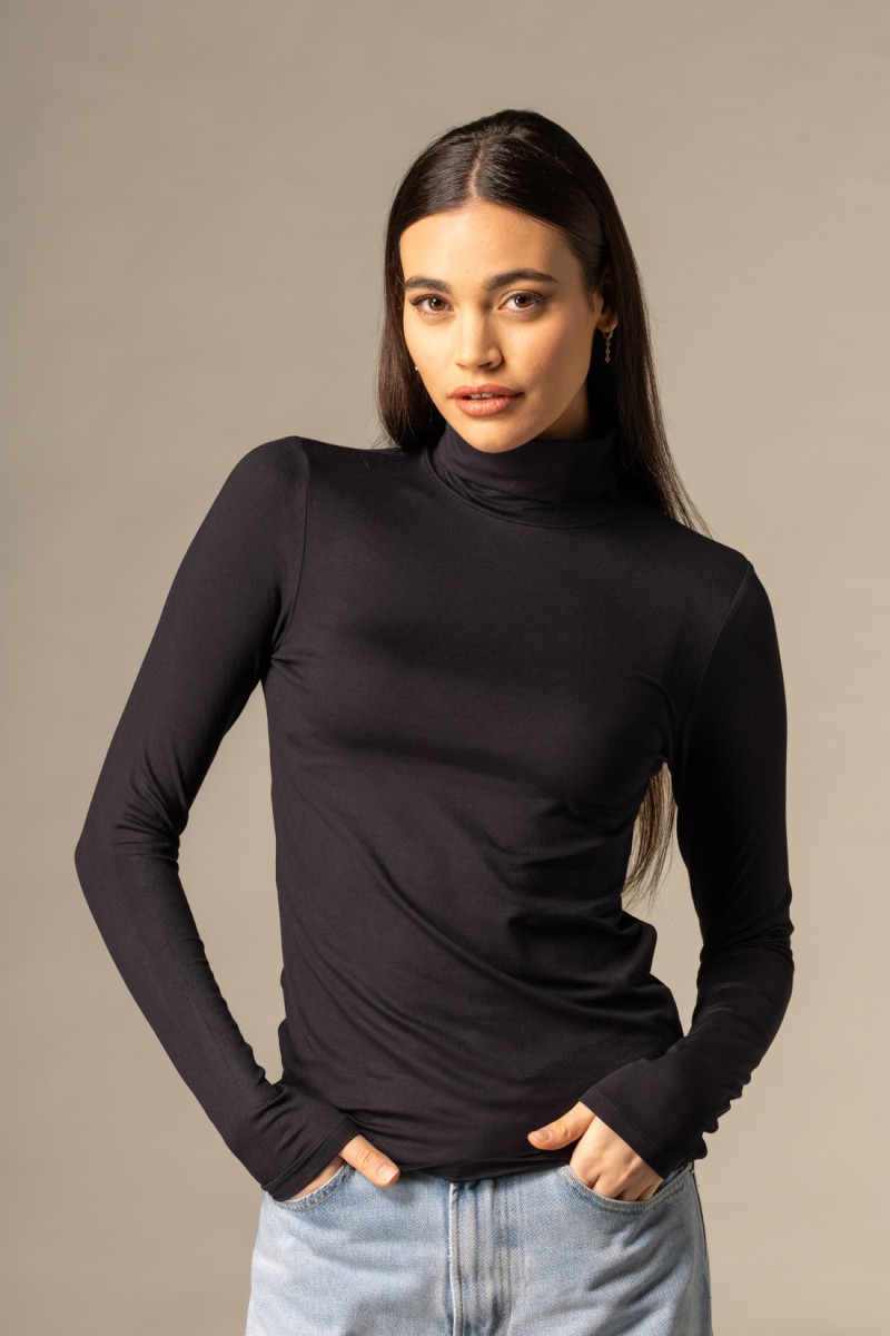 T-shirt dolcevita slim in viscosa