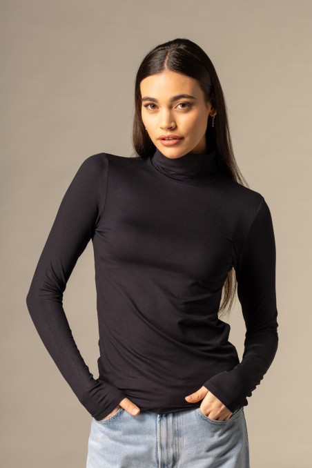 T-shirt dolcevita slim in viscosa