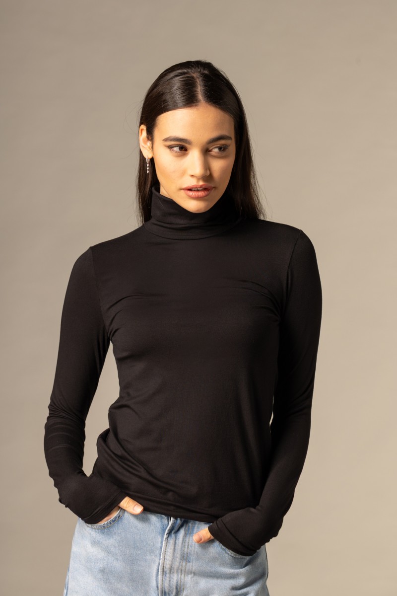 T-shirt dolcevita slim in viscosa