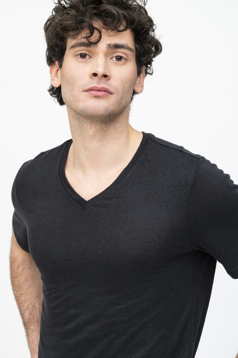 Majestic  Filatures | T-Shirt in lino scollo a V manica corta