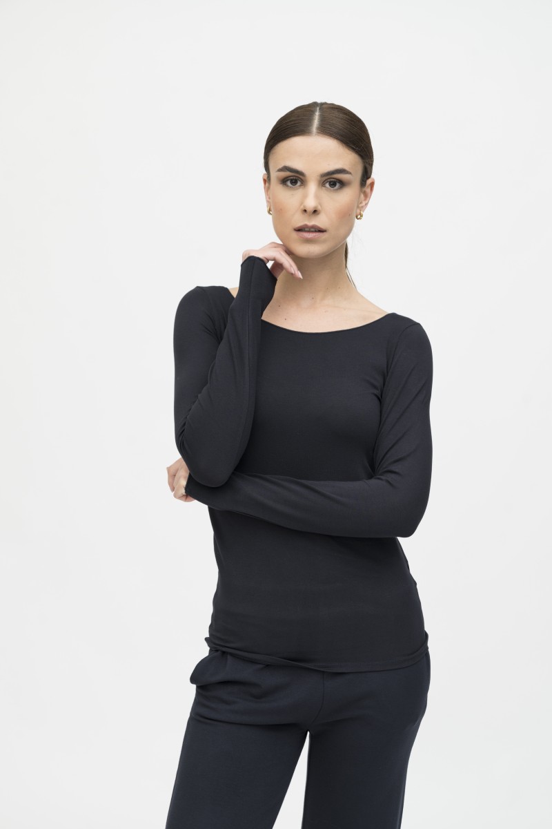 T-shirt scollo a barchetta in viscosa essenziale