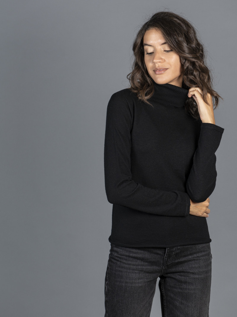 T-shirt nera dolcevita donna con manica lunga in cashmere