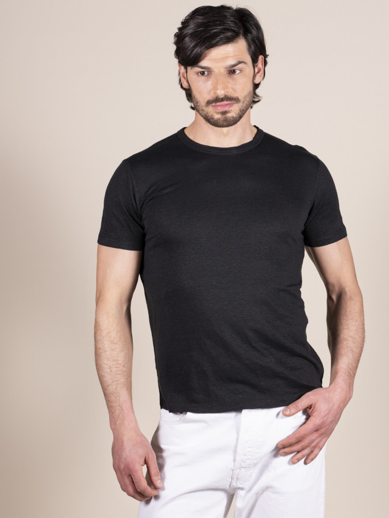 T-shirt slim nera basica uomo girocollo con manica corta in lino